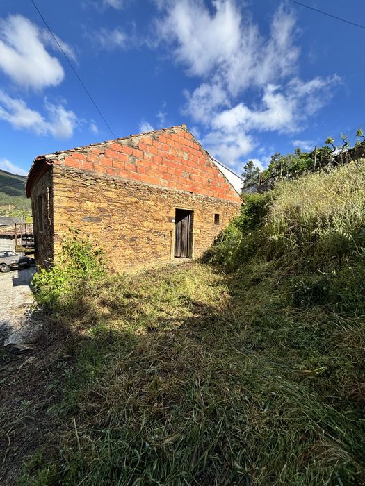 Casa para restauro Rochas de Baixo.