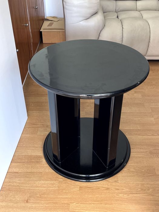 Mesa preta lacada com design dos anos 80