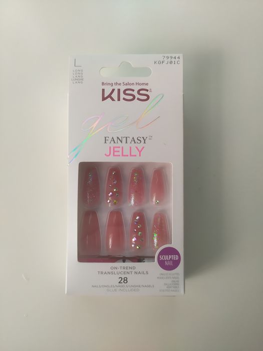 Paznokcie tipsy różowe brokat kryształki kształt trumienka