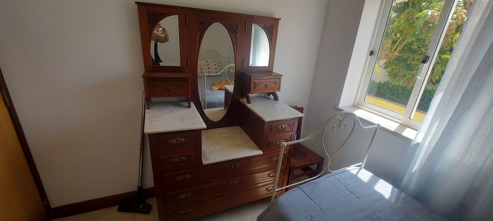 Cómoda antiga com espelho