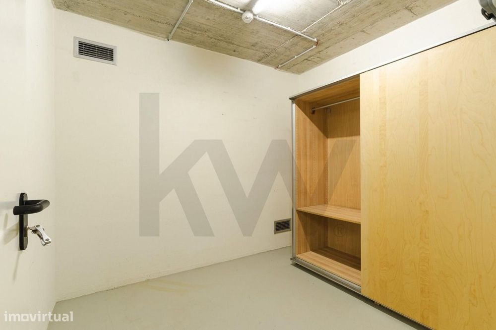 T2 com suite, varanda e 2 lugares de garagem — Condomínio com piscina,