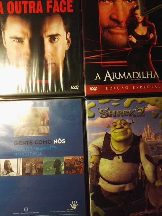 DVDs de filmes, alguns ainda selados.