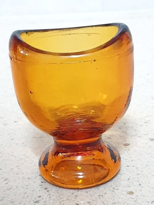 Lindo antigo copo de banho de olho em vidro âmbar