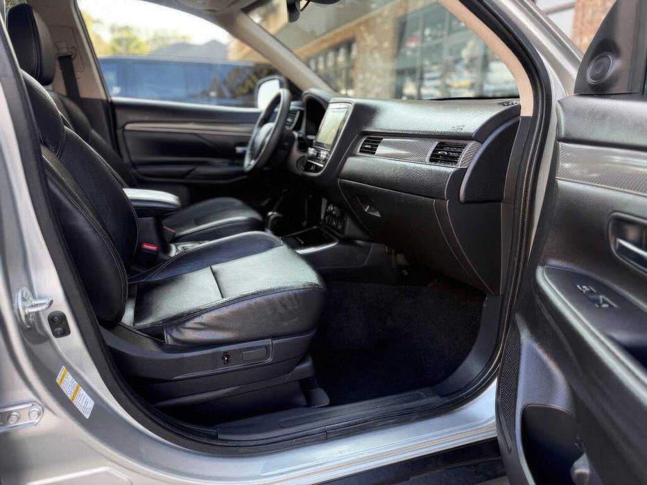 Mitsubishi Outlander      2020