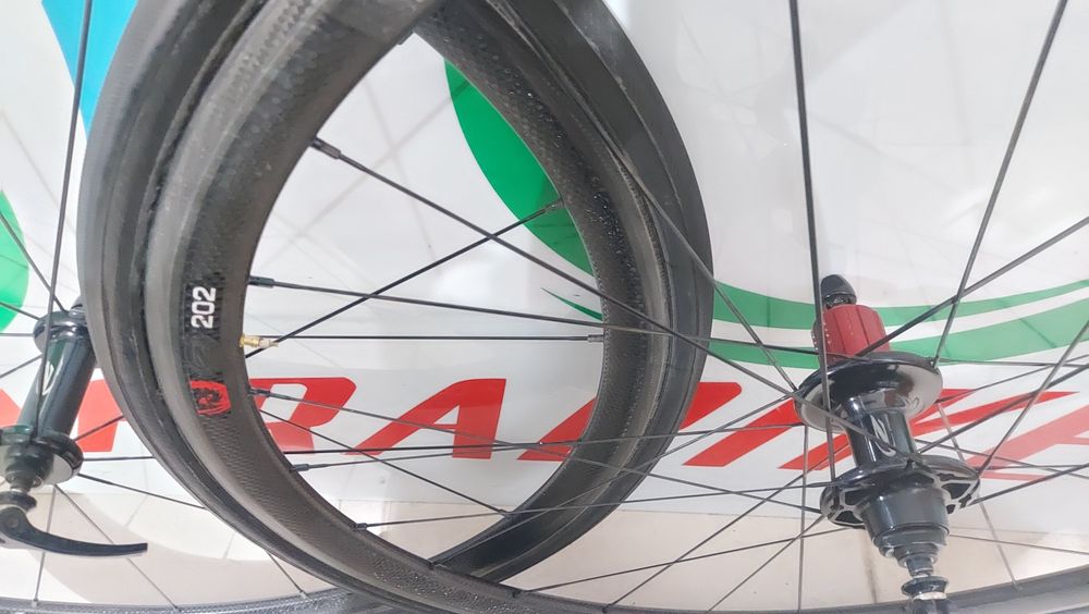 Rodas Zipp 303 e 202 carbono