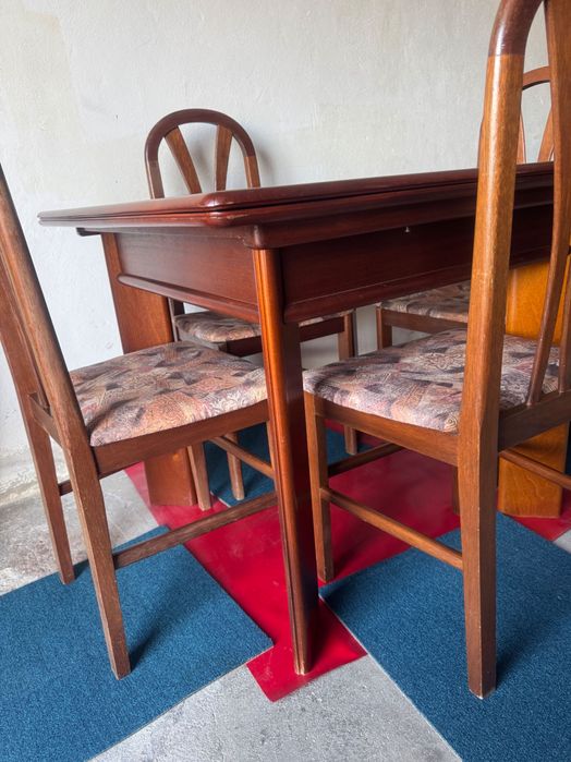 Mesa de jantar extensível + 4 cadeiras