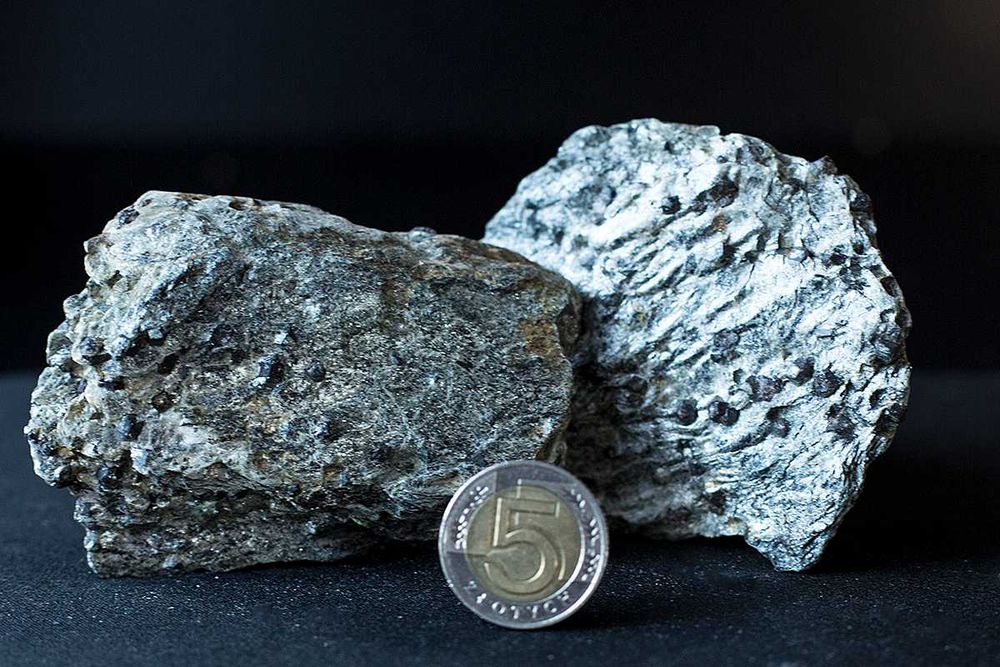 Granat almandyn na kwarcu łyszczykowym, dwa okazy – Głuchołazy, Polska, lata 70