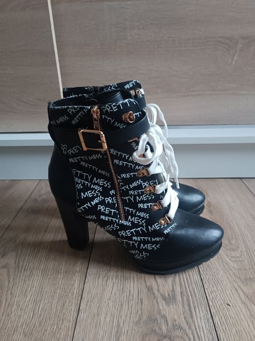 Czarne sznurowane botki