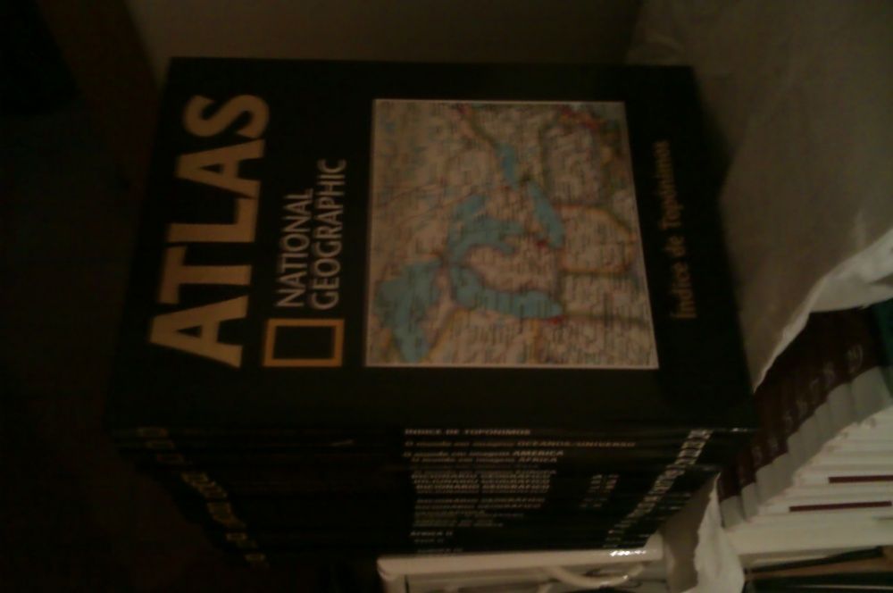 24 volumes de Livros de Atlas Nacional Geographic, 2005.