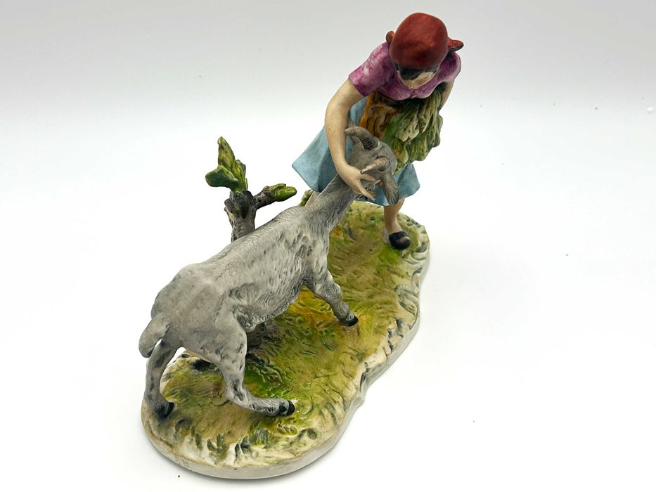 Figurka: „Dziewczyna karmiąca kozę” Capodimonte, piękna, realistyczna