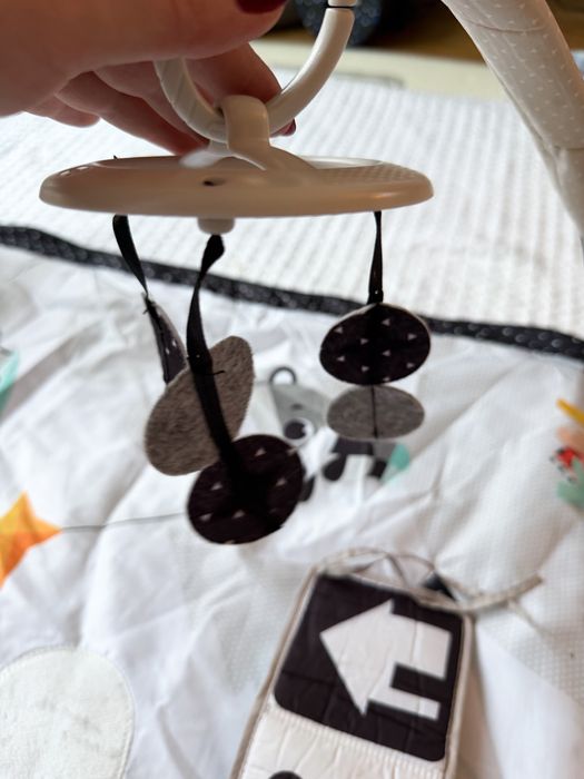 Mata dla niemowląt Tiny Love – Magiczna Kraina (czarno-biała)