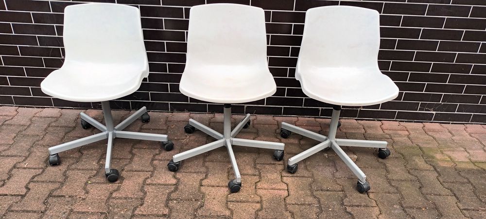 Krzesla obrotowe biale i stolik