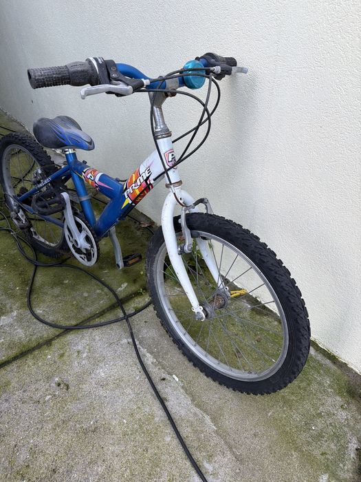 Vendo tres bicicletas; de mulher de homem e criança