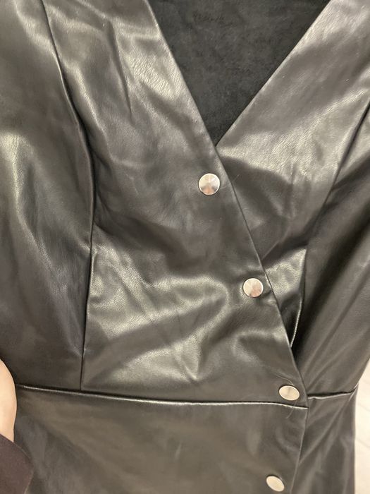 Sukienka czarna eco skora bershka s