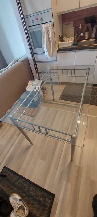 Stół ze szklanym blatem