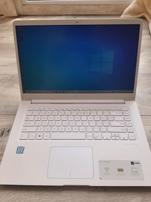 Biały laptop Asus, Intel Core i3, dysk SSD!