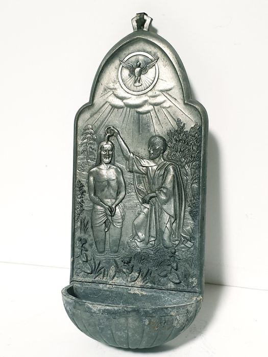 Antiga pia de Água Benta em estanho - São João Baptista e Jesus