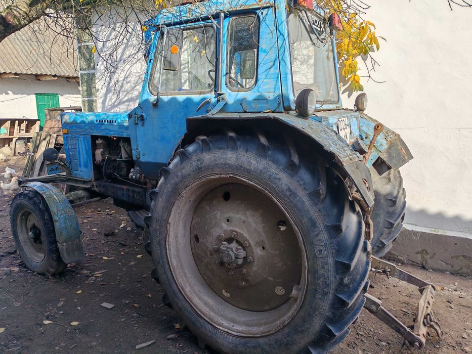 Трактор мтз 80 в робочому стані