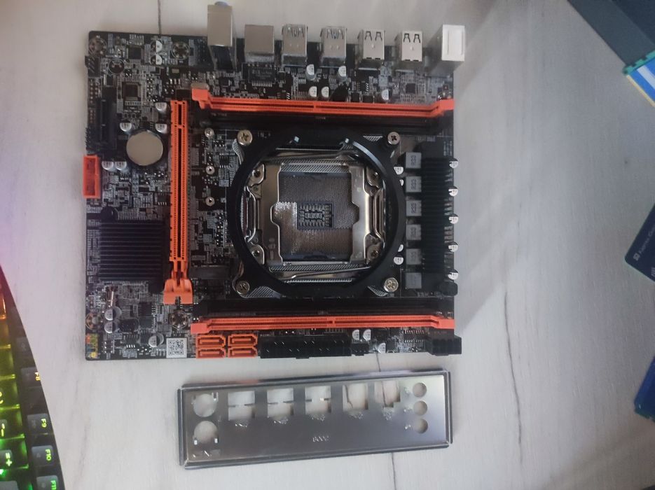 Материнська плата 2011