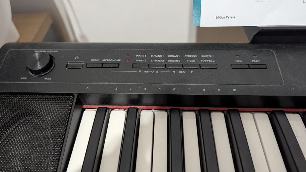 Piano Yamaha piaggero NP12  + tripé