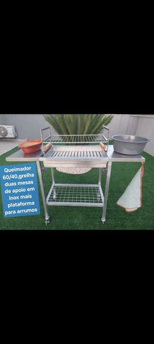 Churrasqueiras novas com ou sem rodas, tem queimador, grelha e mesas de apoio em inox