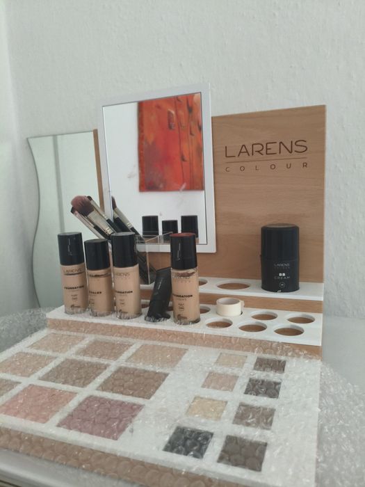 Stojak- prezenter na kosmetyki dla wizażystki