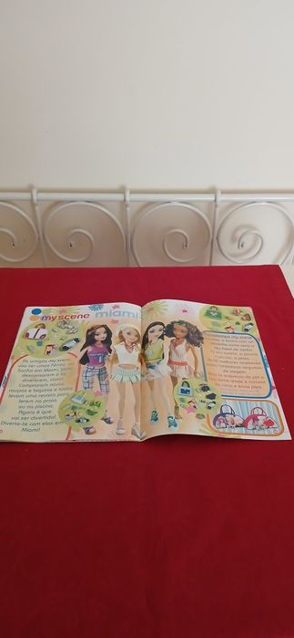 Revista Barbie n° 42  de 2005, com poster