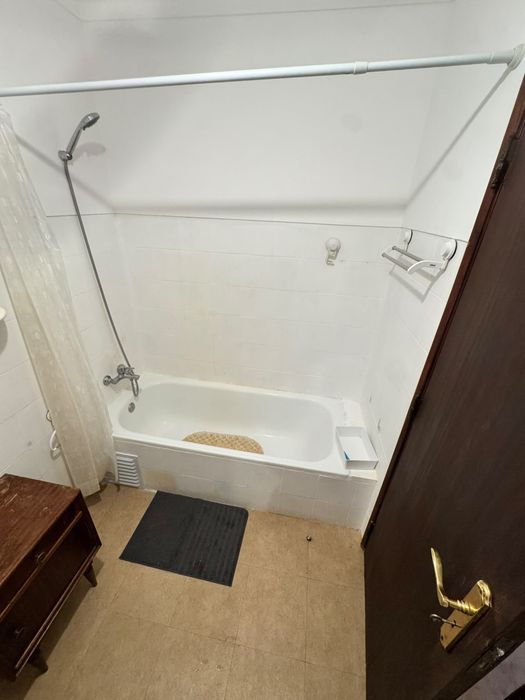 Alugo quarto em casa compartilhada