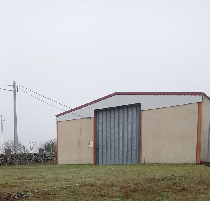 Vende-se armazém com trezentos metros quadrados