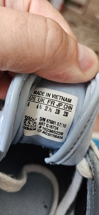 Продам женские кроссовки Adidas  р.37