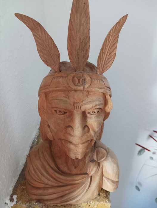 Busto de indígena esculpido em madeira