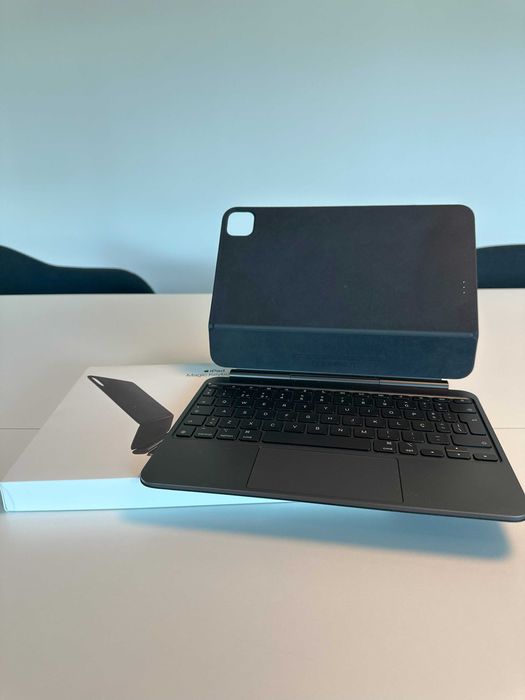 iPad Pro 11” M4 (2024) – 256GB Wi-Fi + Magic Keyboard