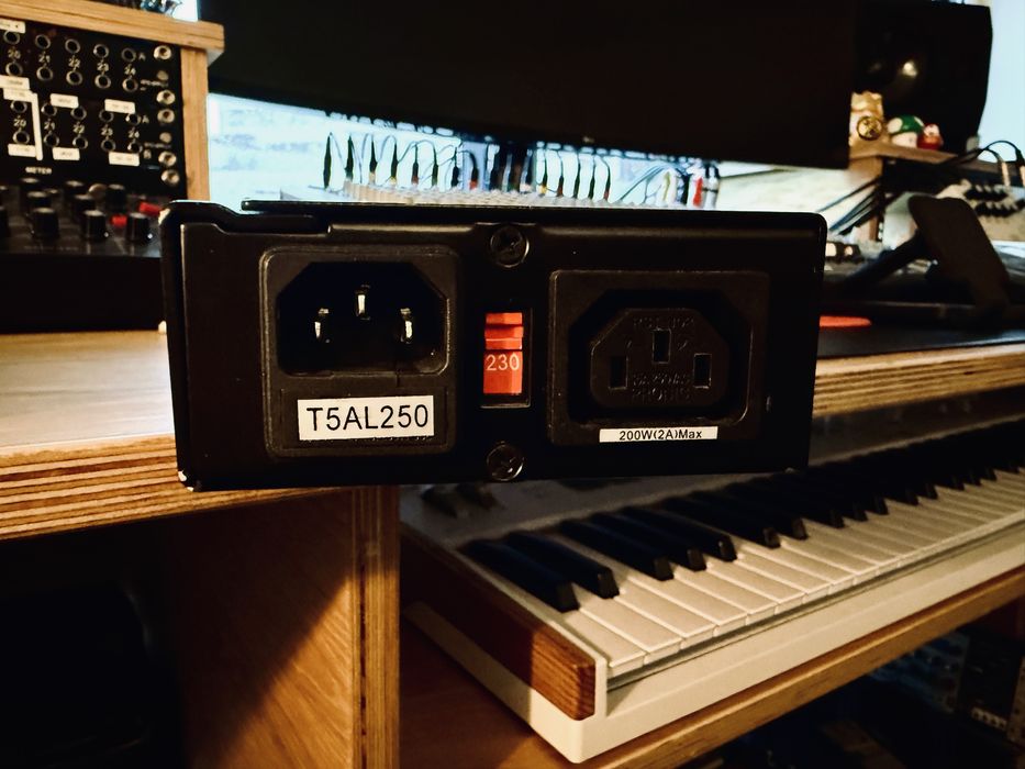 Fonte de alimentação para pedais MXR / Custom Audio Electronics MC403