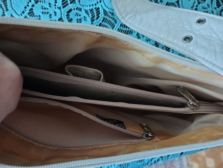 Biała torebka na ramię; Karen; 21 x 30 x 11cm