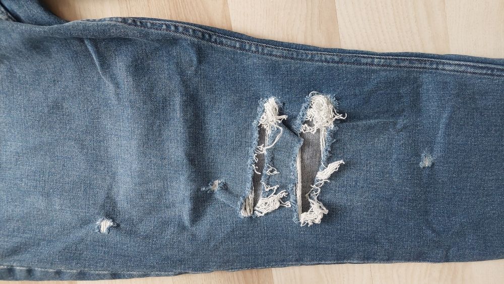 Jeansy z dziurami