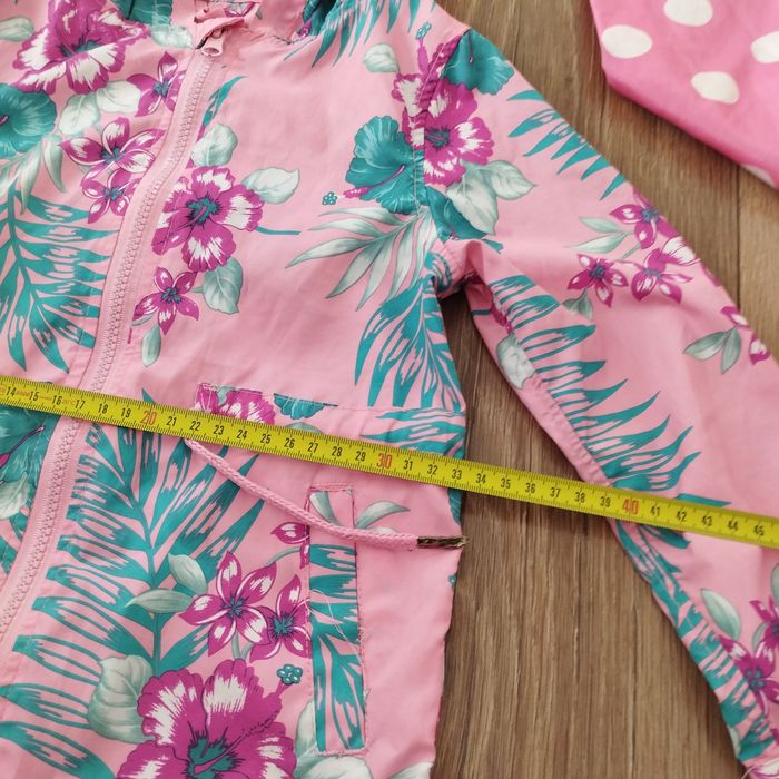 Kurtka płaszczyk przeciwdeszczowy dziewczęcy rozmiar 110 - 2 sztuki 
Z