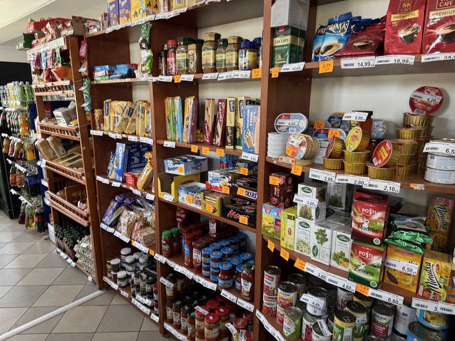 Regaly sklepowe w super  stanie wyposażenie sklepu