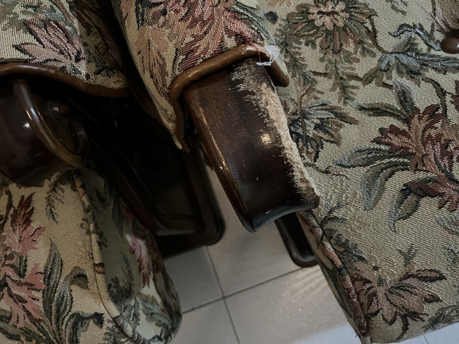 Conjunto de três sofas sendo o maior sofa/cama