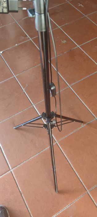 Tripé com aro RGB para telemóvel ou câmera.