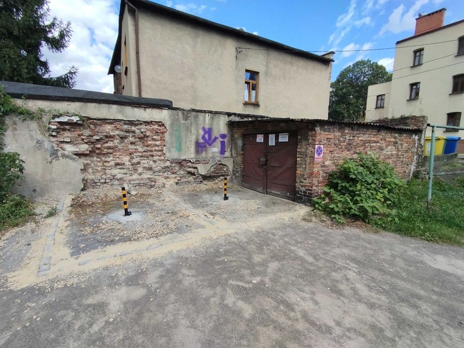 Garaż Magazyn Parking wraz z 2 miejscami parkingowymi 30 m2 Katowice !