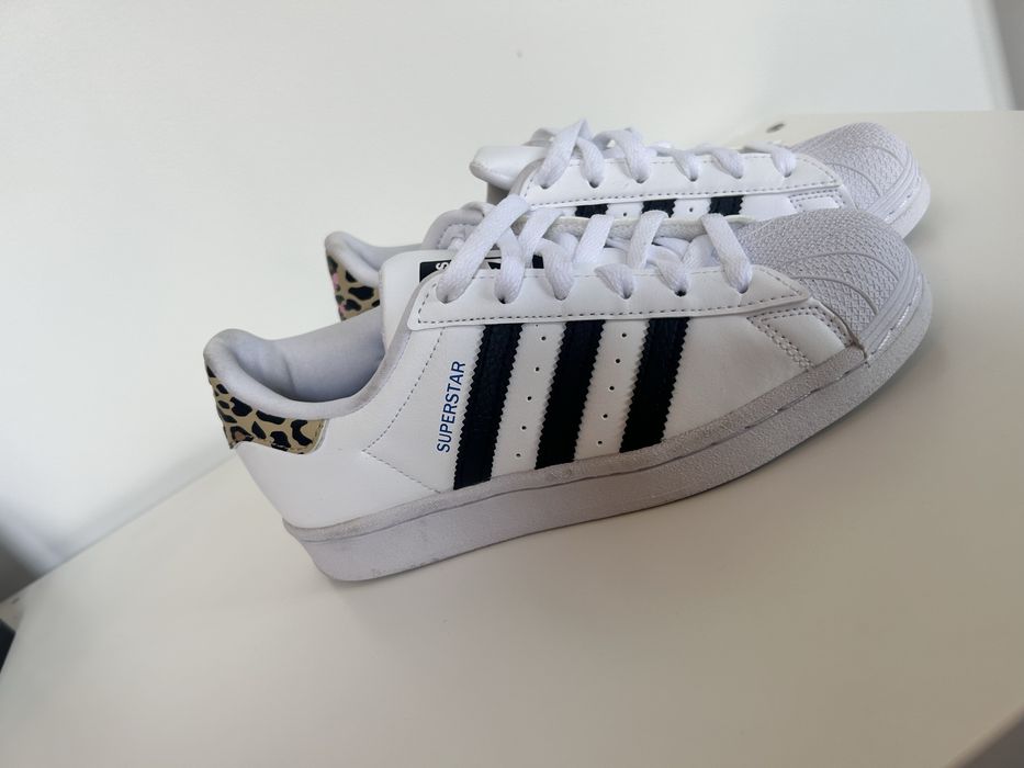 adidas Superstar J białe r. 36 ⅔ / 23 cm stan bdb, panterka (kod GW4062)