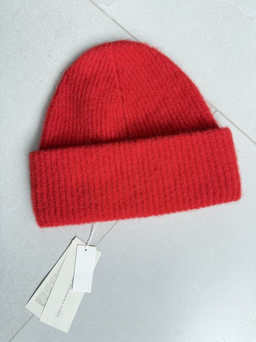 Шапка червона arket