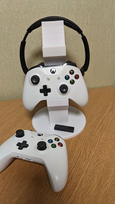 GameTower Duo – вертикальна підставка для двох контролерів і гарнітури