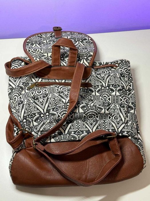 Mochila com padrão preto e branco