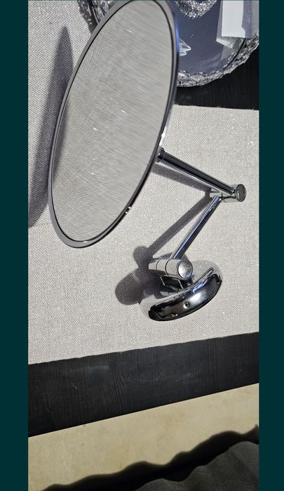 Lusterko kosmetyczne na ruchomym ramieniu