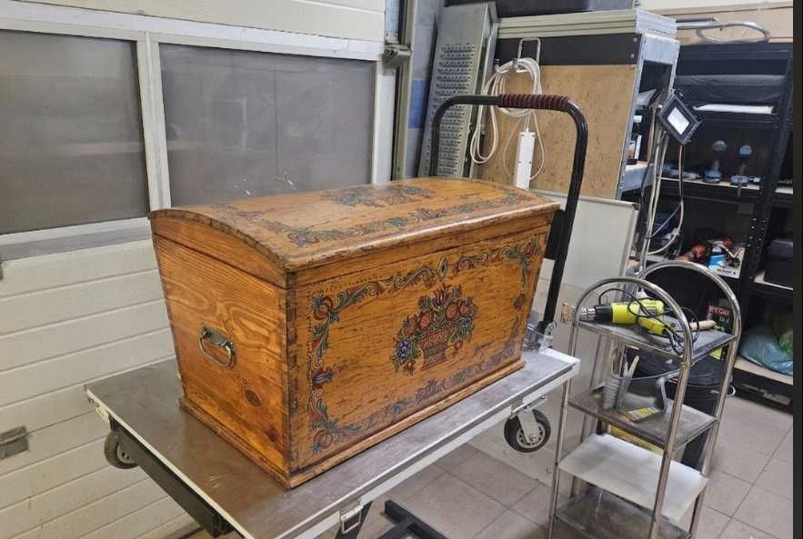 Kufer drewniany posagowy, rok wytworzenia 1896