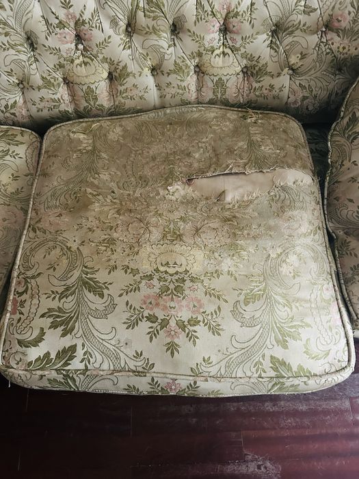 Sofá de três lugares estilo clássico