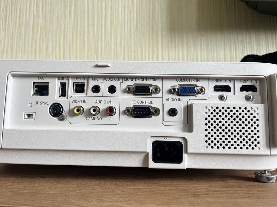 ОРЕНДА! DLP Проектор NEC M402H з портативним екраном 120 дюймів