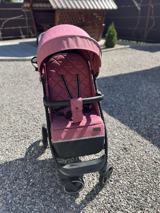 Прогулянкова коляска Carrello Bravo