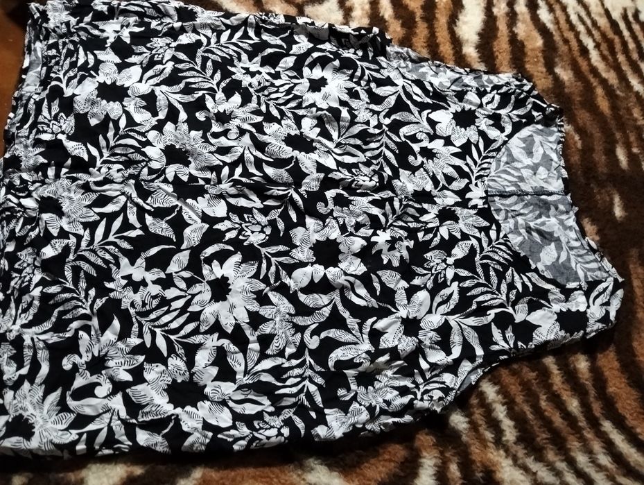 Blusa Feminina com Estampado Floral Preto e Branco